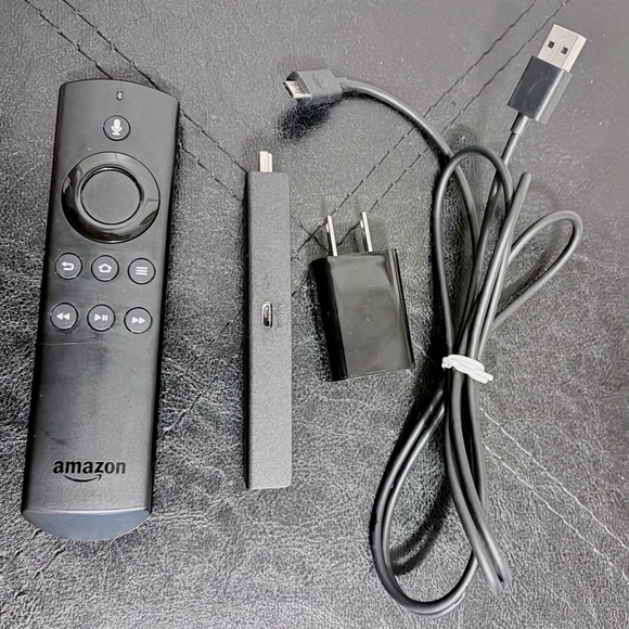 Fire Stick HD with Smart Home and Voice Remote Control. - Picture 2 of 3